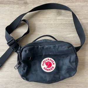 FJALLRAVEN Fanny pack. Only used a few times.
